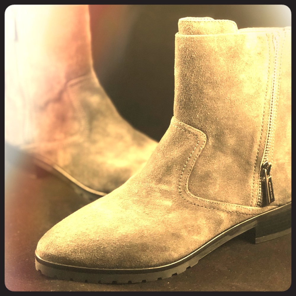 Woman’s 6.5m Authentic MK andi flat bootie